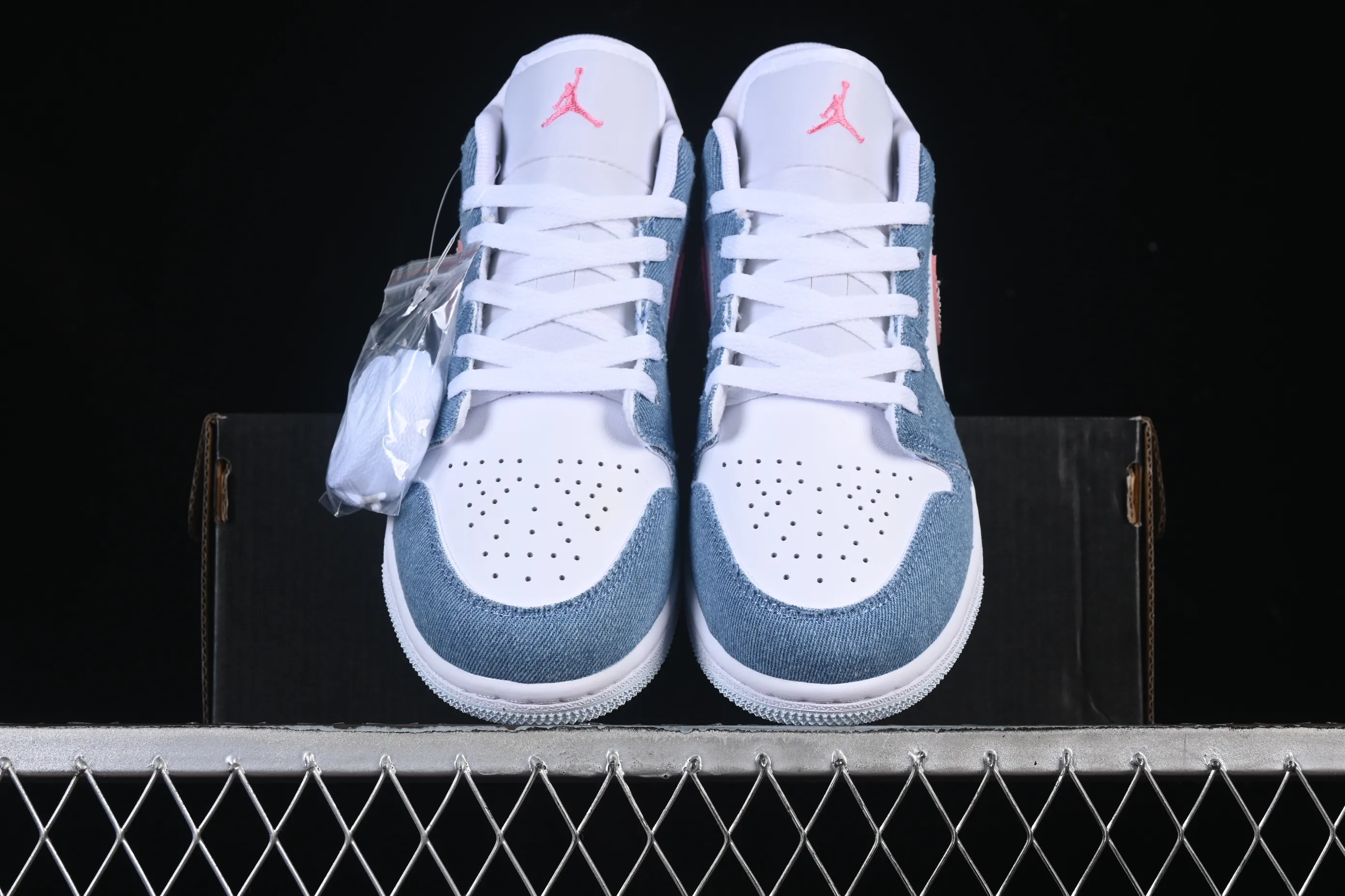 All categories Air Jordan Jordan series basketball shoes Air Jordan 1 Low Air Jordan 1 Low AJ1 Joe 1 white and blue denim pink diamond hook low-top casual sneakers HQ2001-400